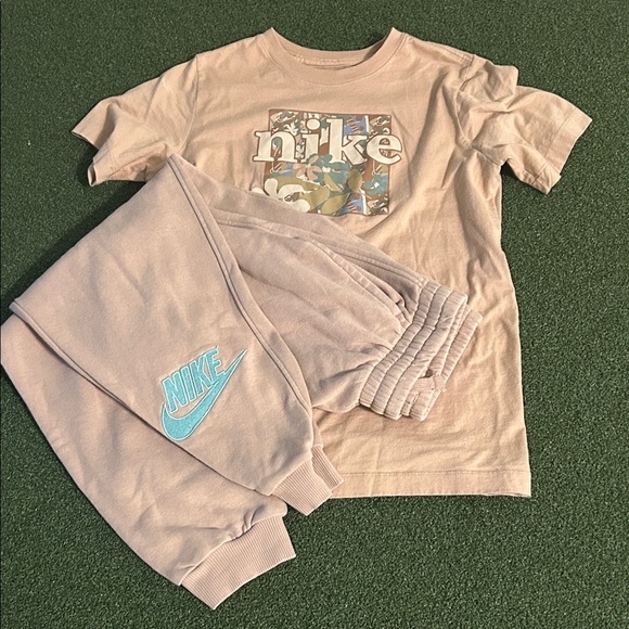 Nike Tan Graphic Tee and Sweatpants Set - Picture 1 of 1